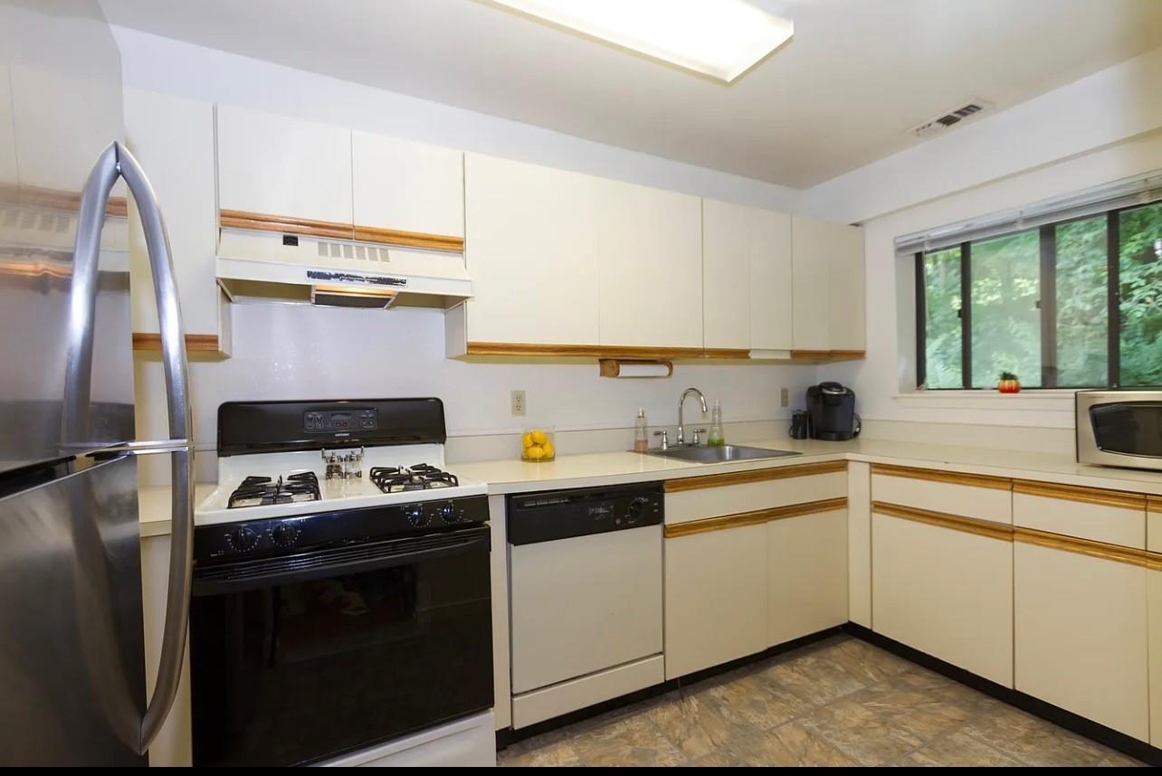 N Greeley Avenue, Chappaqua, New York - 1 Bedrooms  
2 Bathrooms  
5 Rooms - 