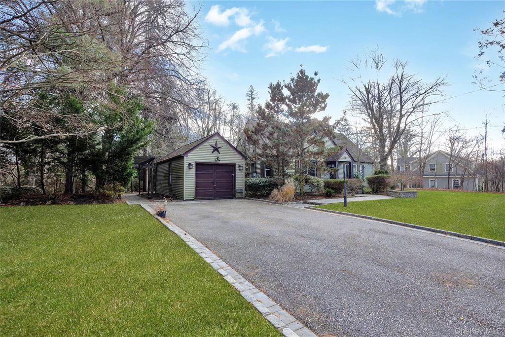 Photo of 12 Summerset Drive, Smithtown, NY 11787 (MLS # 947259)