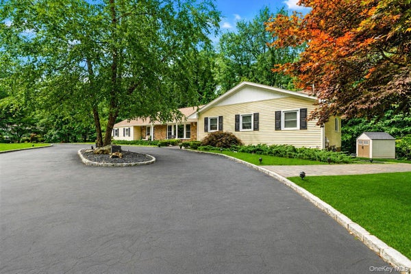 10 WILLIAMSBURG DR, NORTHPORT, NY 11768 - Image 1f61ba94c14aca5d221fba88cb000ae4/4217684415