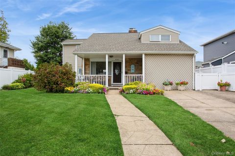 Photo of 625 E Walnut Street, Long Beach, NY 11561 (MLS # 912733)