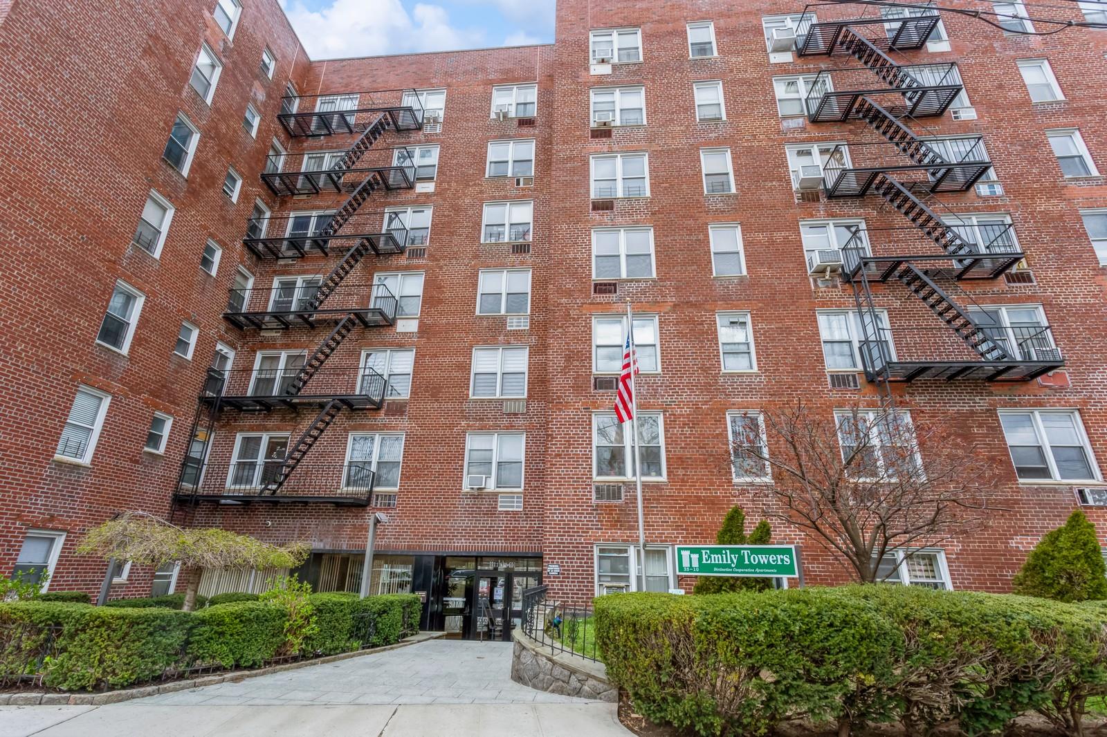 150th St St 5H, Flushing, Queens, NY - 1 Bedrooms  
1 Bathrooms  
3 Rooms - 
