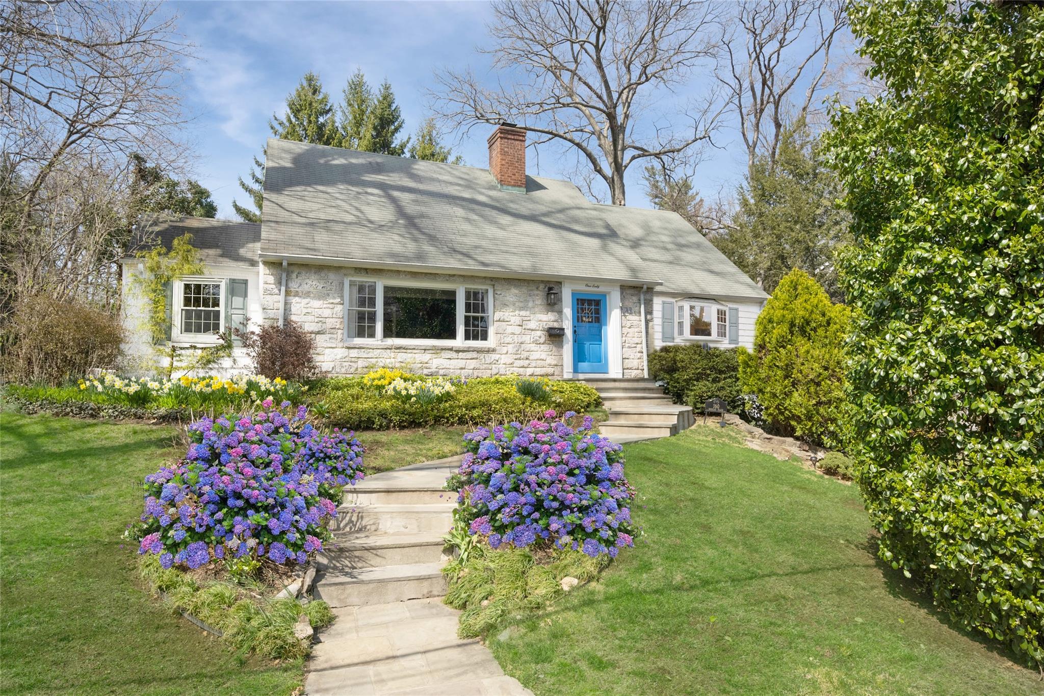 Douglas Place, Mount Vernon, New York - 4 Bedrooms  
3 Bathrooms  
9 Rooms - 