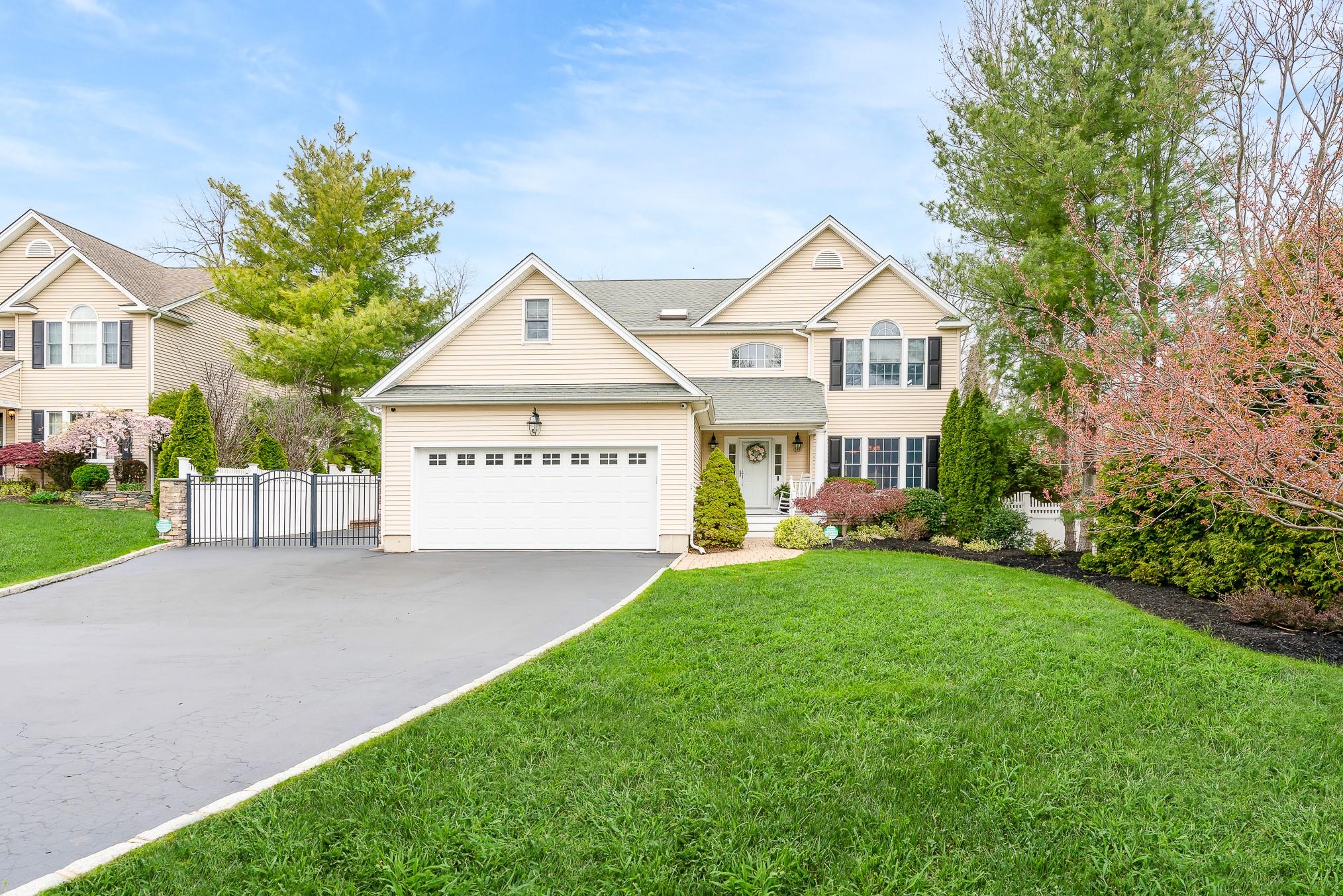 Property for Sale at Franciscan Lane, Smithtown, Hamptons, NY - Bedrooms: 4 
Bathrooms: 3  - $1,050,000
