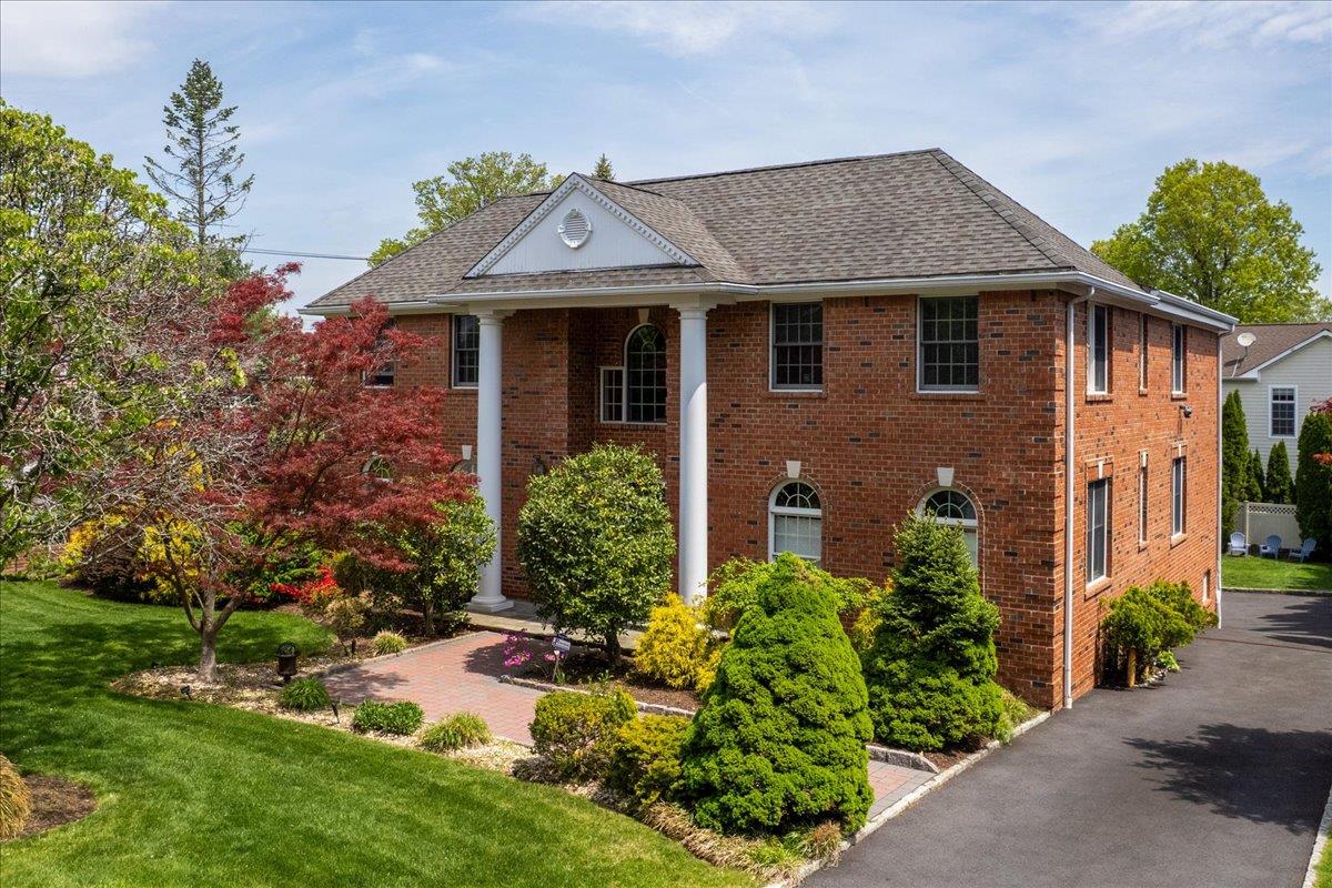 1 Dalessio Court, Scarsdale, New York image 1