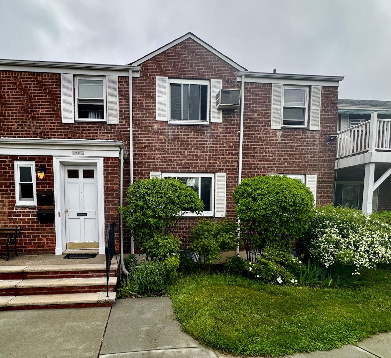 Little Neck Parkway 1st Fl, Glen Oaks, Queens, NY - 2 Bedrooms  
1 Bathrooms  
4 Rooms - 