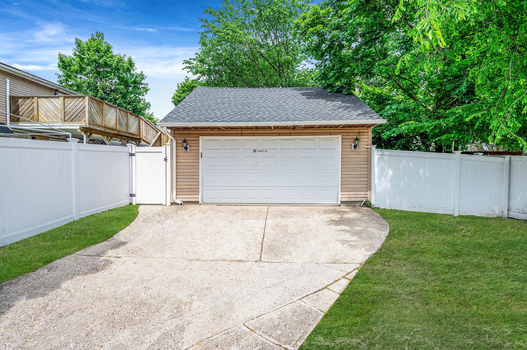49 Rainbow Lane, Levittown, New York image 4