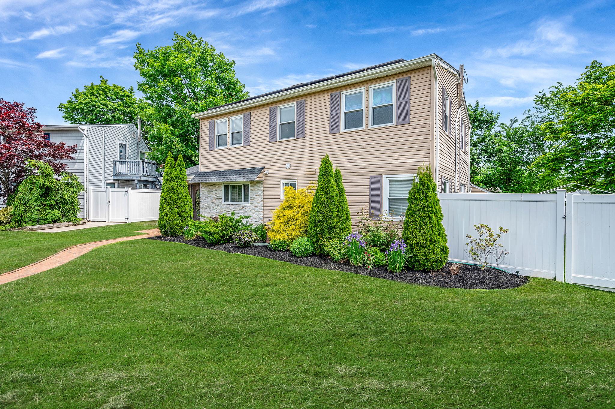49 Rainbow Lane, Levittown, New York image 3