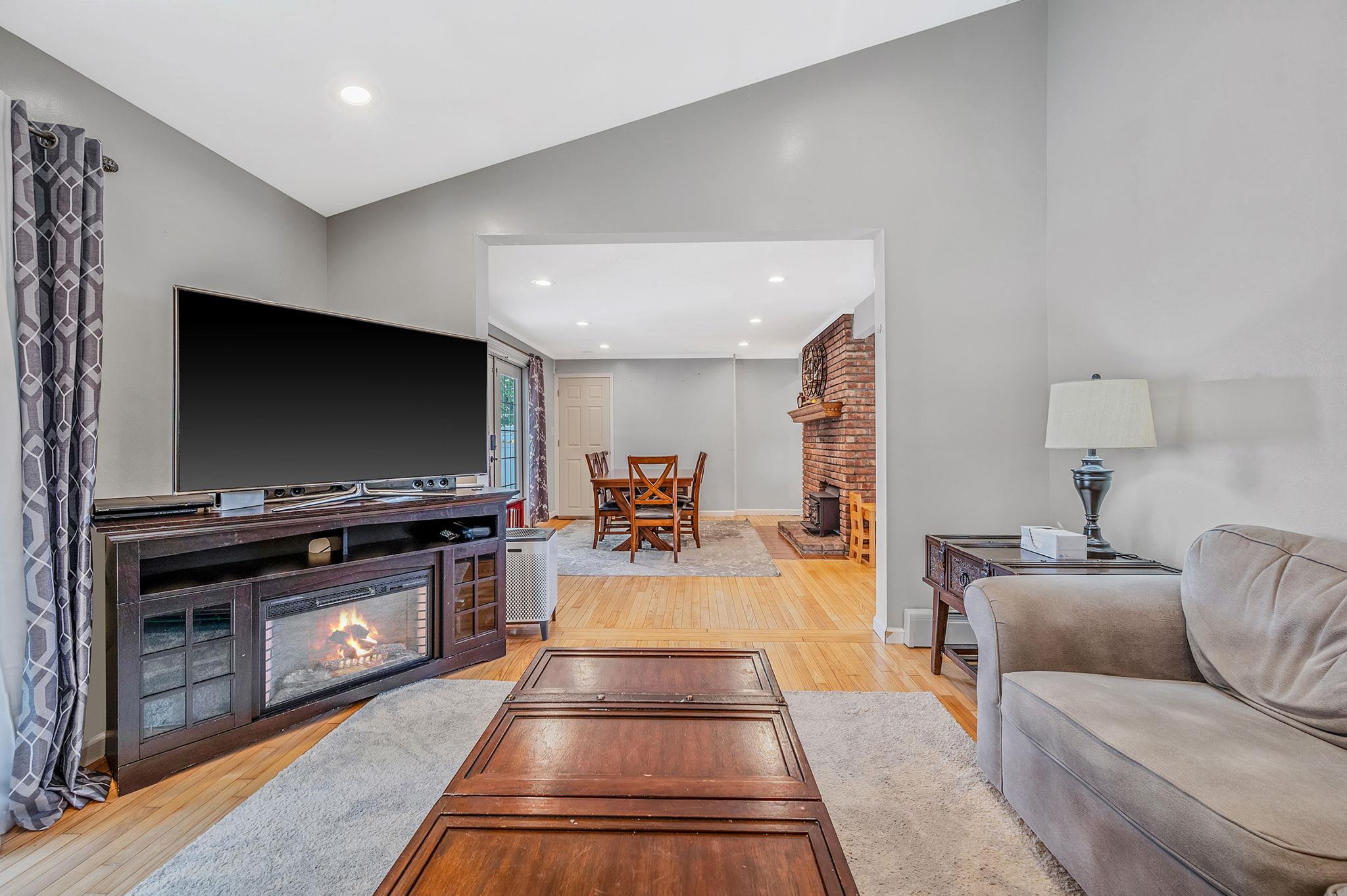 49 Rainbow Lane, Levittown, New York image 13
