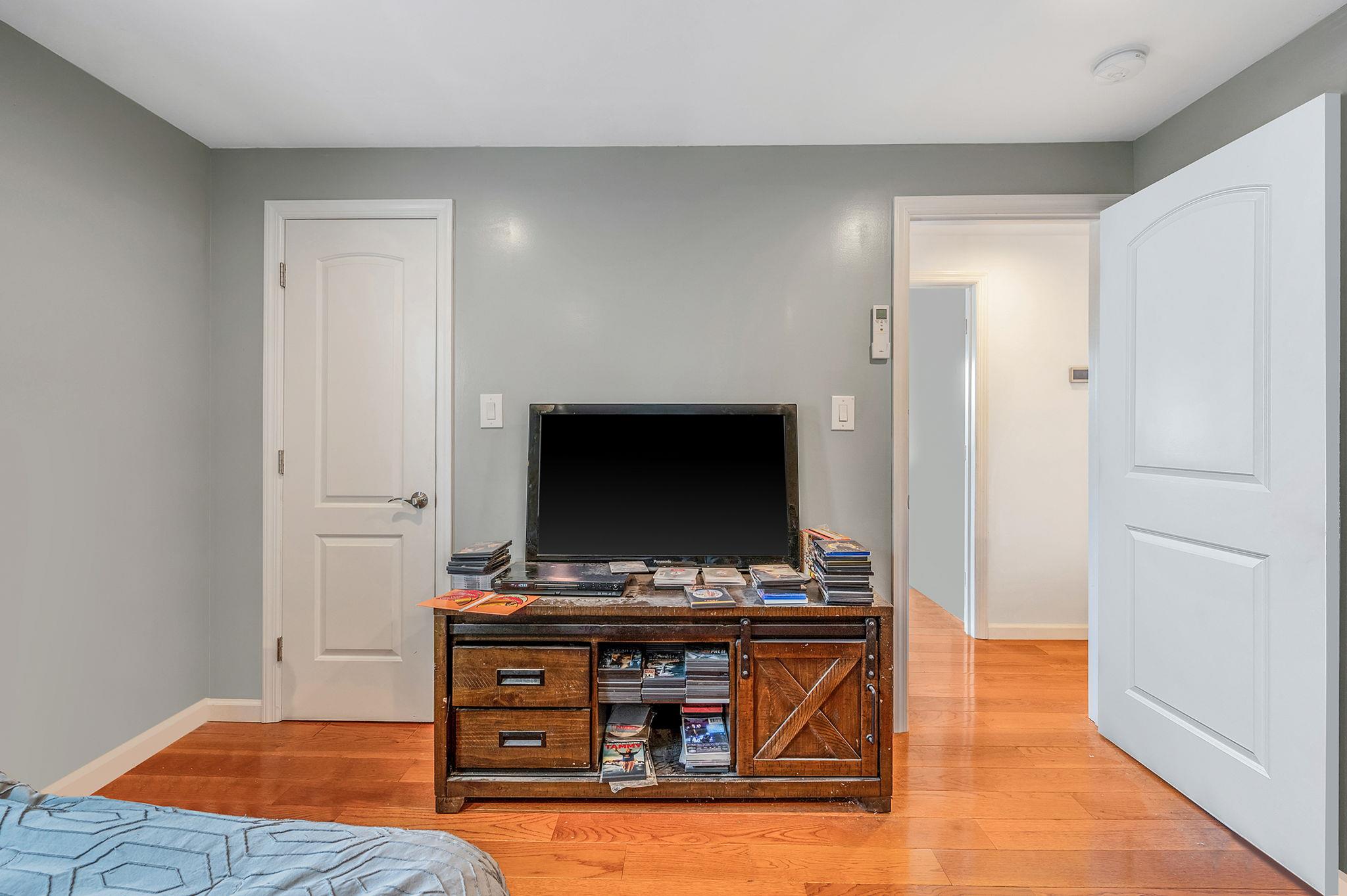 49 Rainbow Lane, Levittown, New York image 22