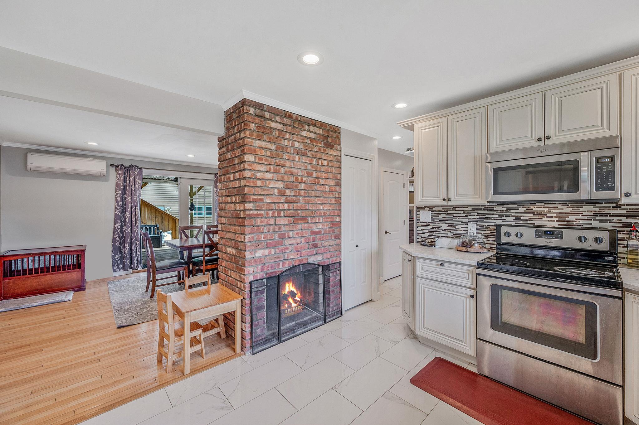49 Rainbow Lane, Levittown, New York image 8