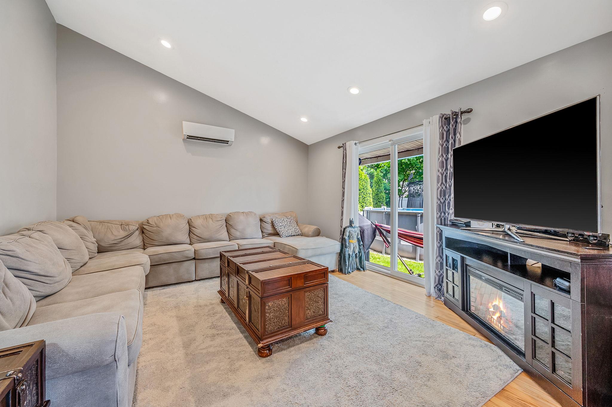 49 Rainbow Lane, Levittown, New York image 12