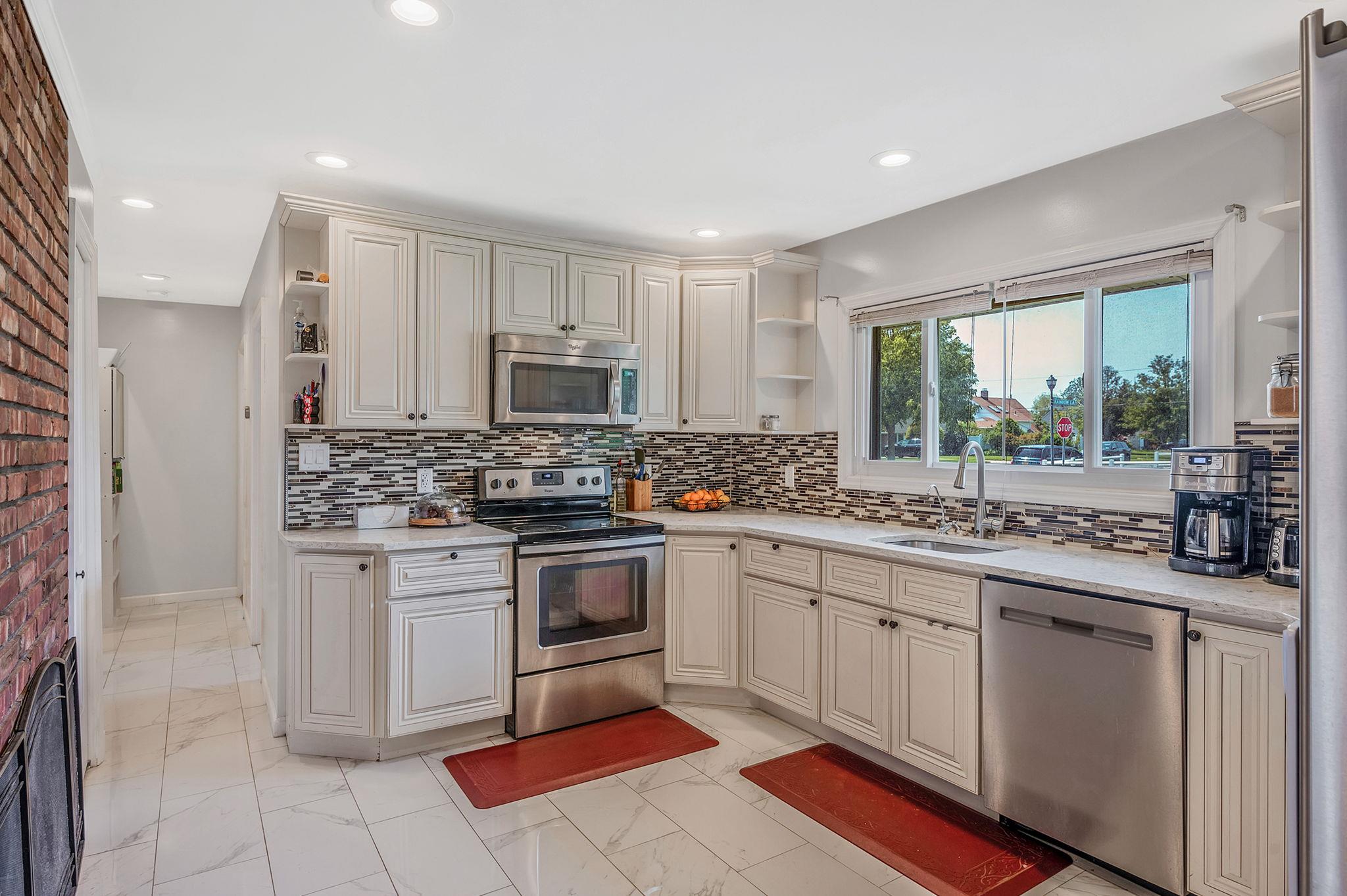 49 Rainbow Lane, Levittown, New York image 7