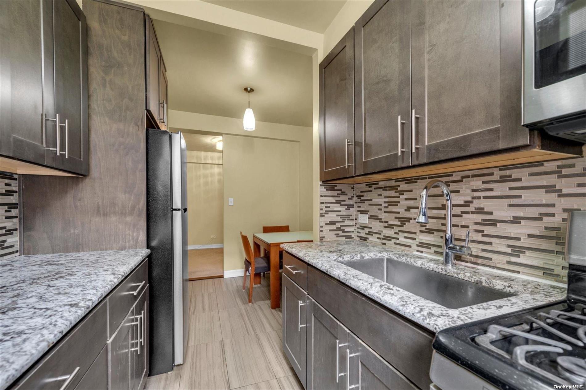 63 Drive 3M, Forest Hills, Queens, NY - 2 Bedrooms  
1 Bathrooms  
5 Rooms - 
