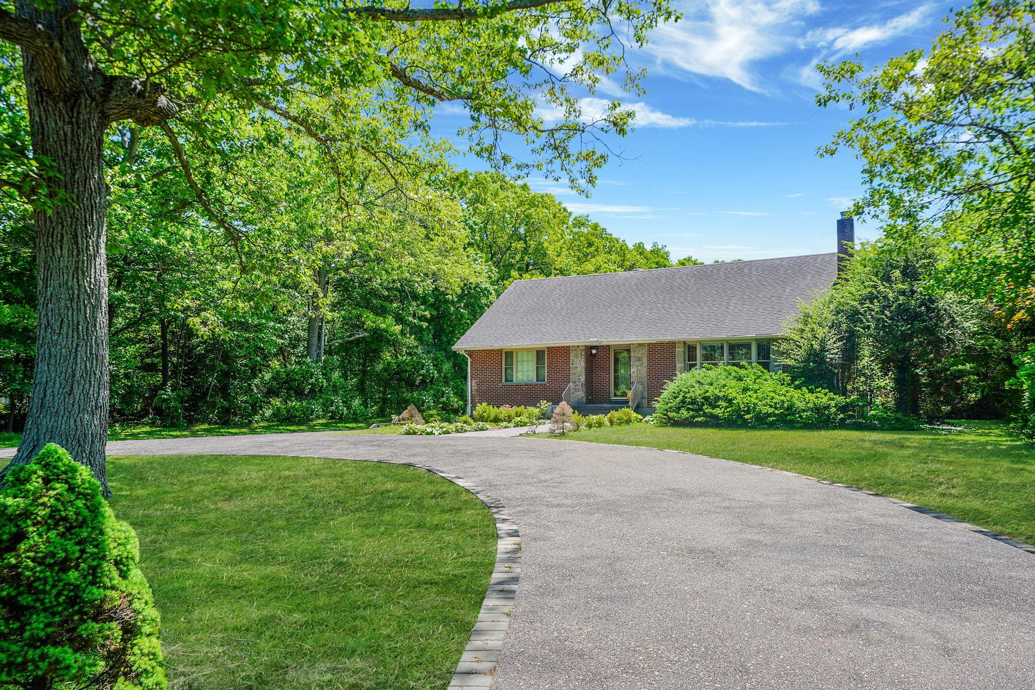 112 Clay Pitts Road, Greenlawn, New York image 4