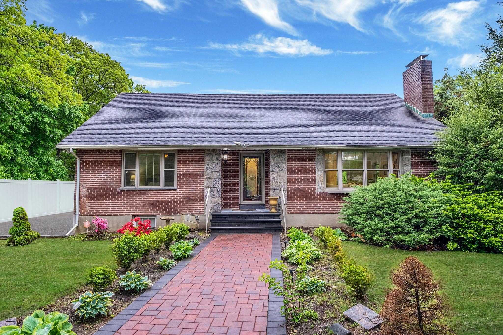 112 Clay Pitts Road, Greenlawn, New York image 1