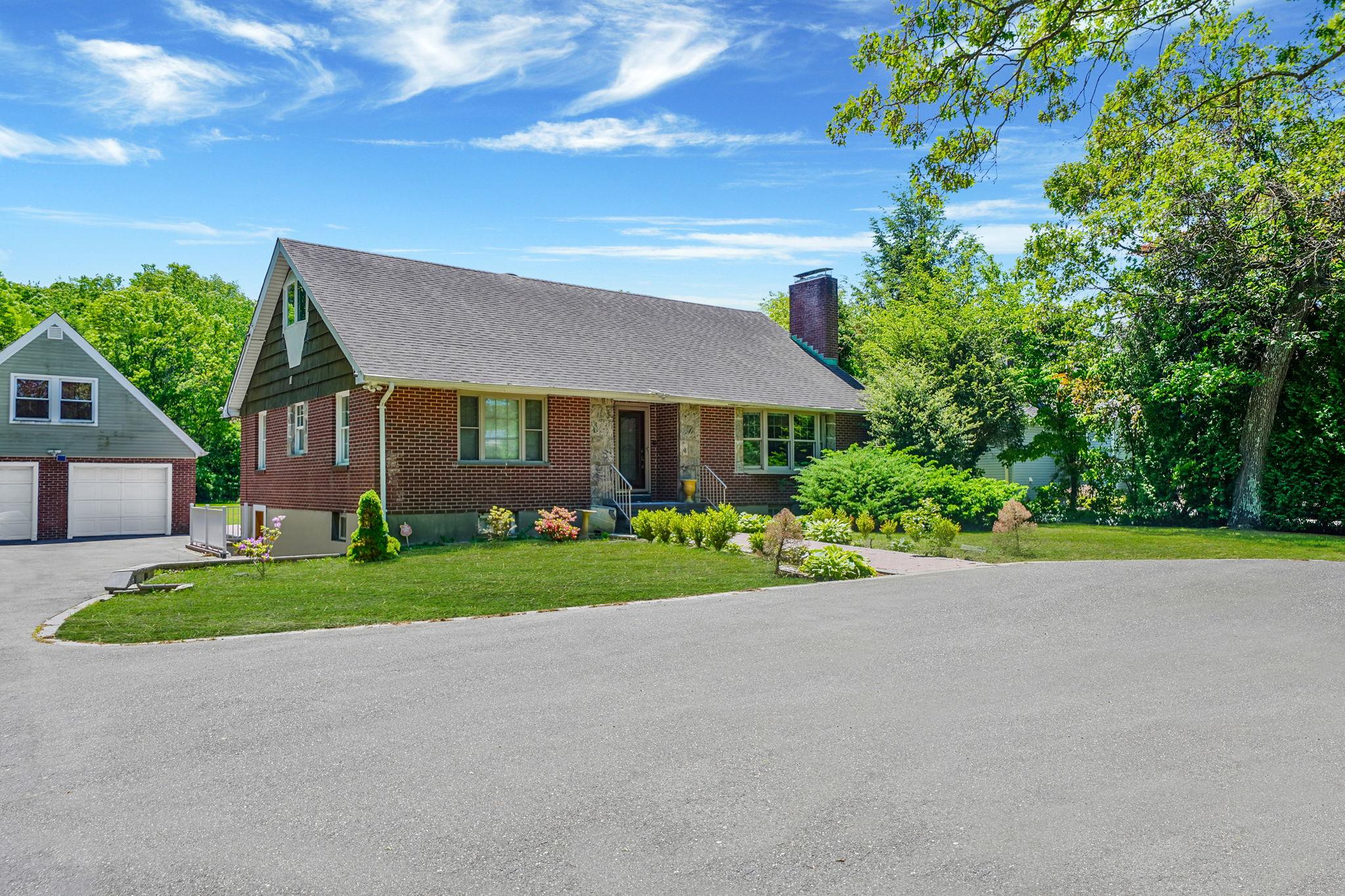 112 Clay Pitts Road, Greenlawn, New York image 3