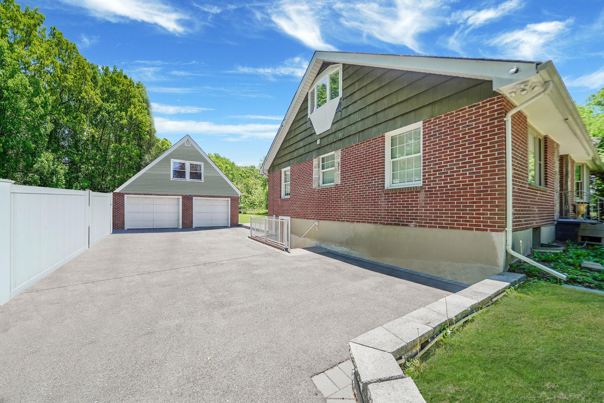 112 Clay Pitts Road, Greenlawn, New York image 5
