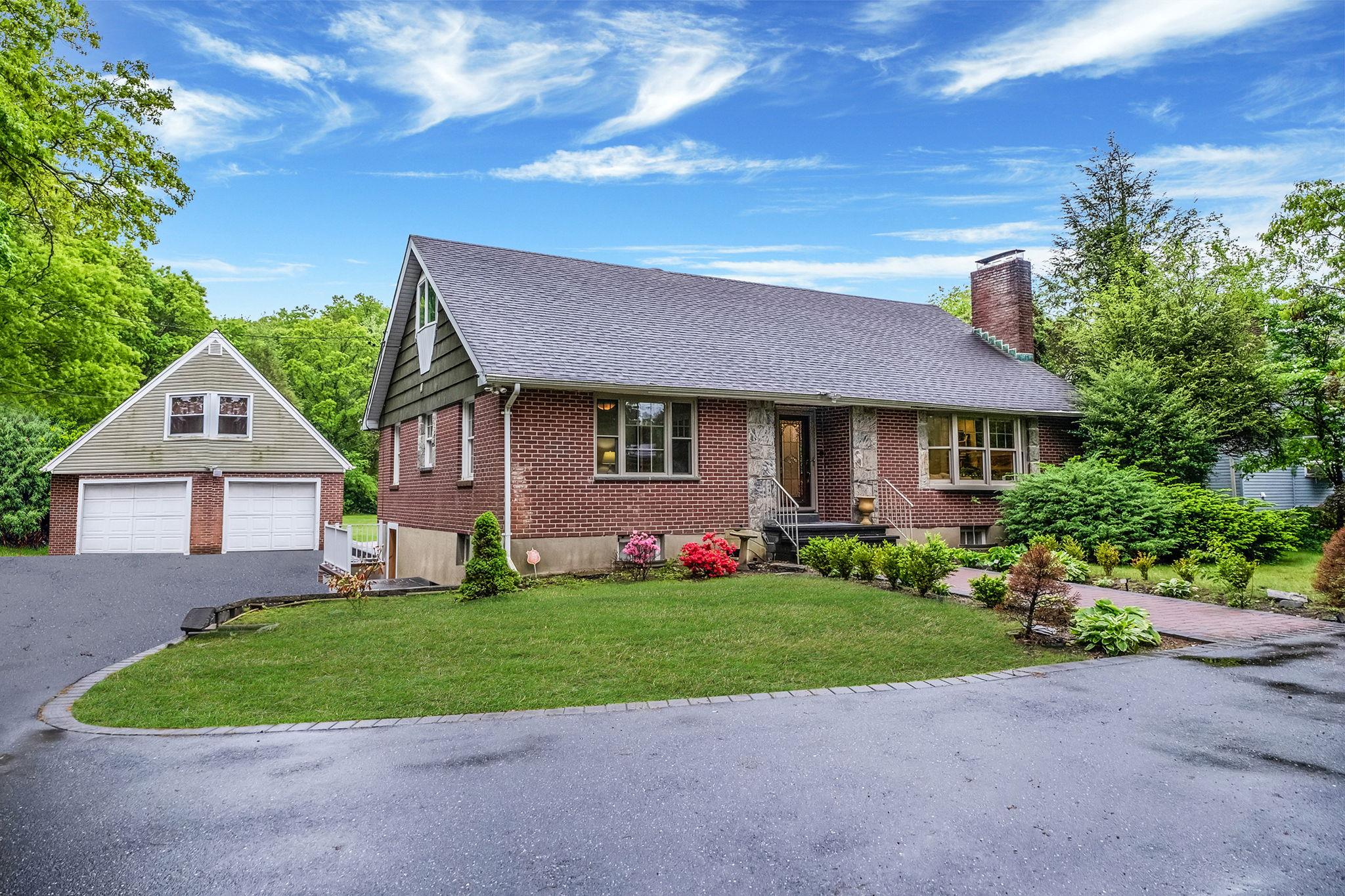 112 Clay Pitts Road, Greenlawn, New York image 2