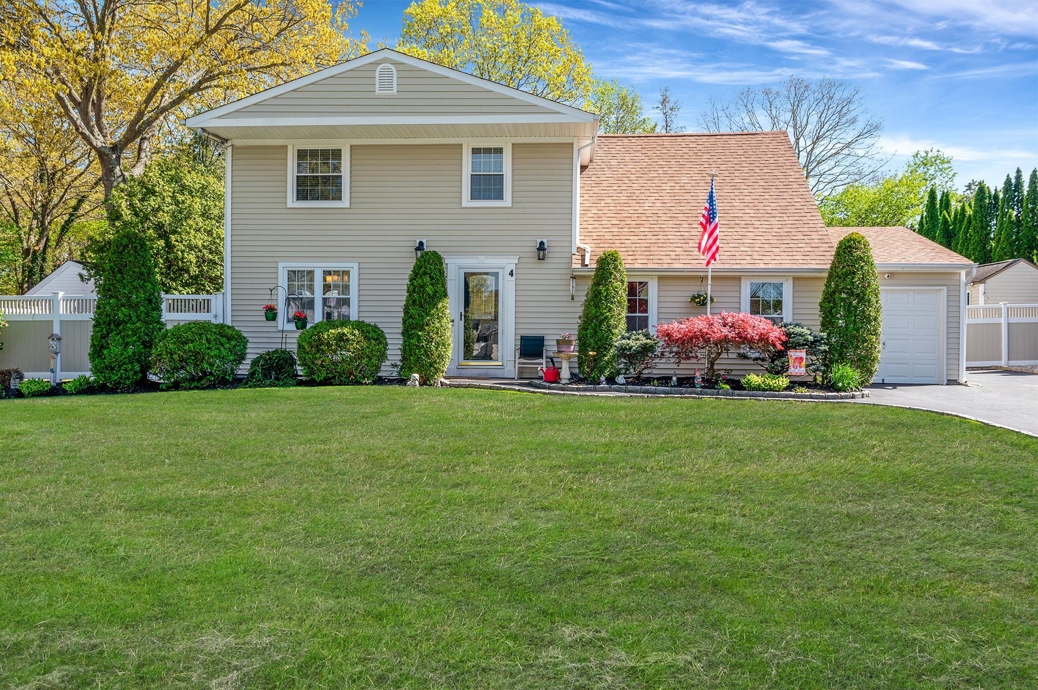4 Cottonwood Avenue, Port Jefferson Station, New York image 1