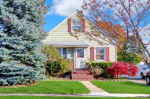 Photo of 11 Wood Street, Lynbrook, NY 11563 (MLS # 924183)