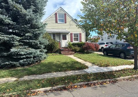 Photo of 11 Wood Street, Lynbrook, NY 11563 (MLS # 924183)