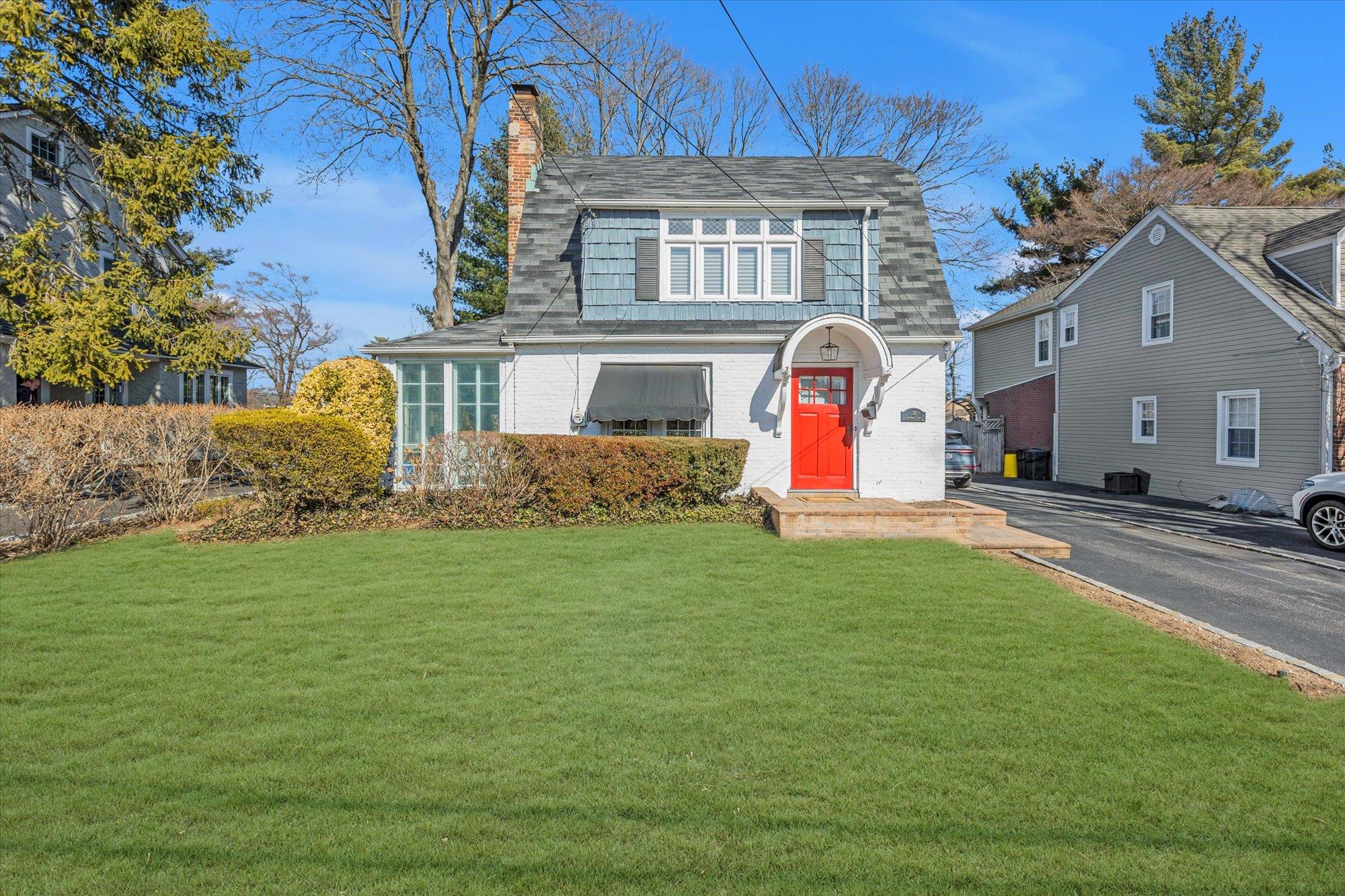 18 Woodbury Way, Syosset, New York image 1