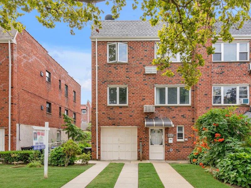 21 Ave Ave, Whitestone, Queens, NY - 3 Bedrooms  
2 Bathrooms  
6 Rooms - 