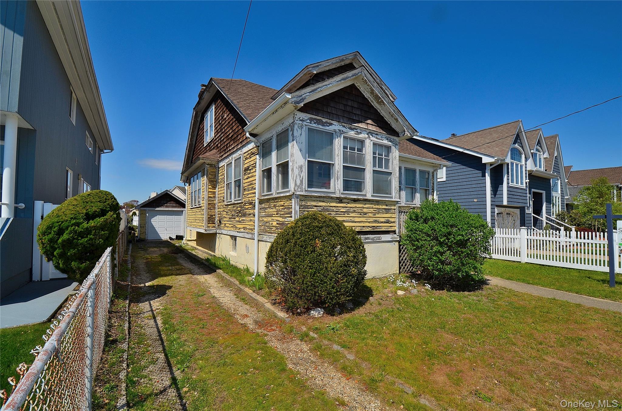 2586 Riverside Drive