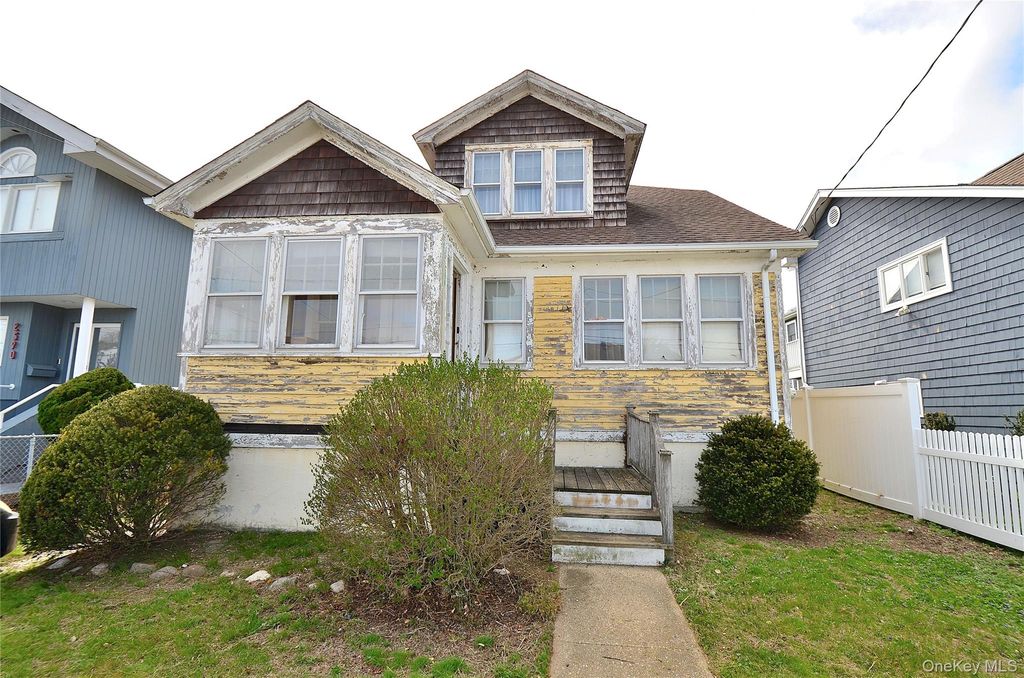 Photo of 2586 Riverside Drive, Wantagh, NY 11793 (MLS # 986717)