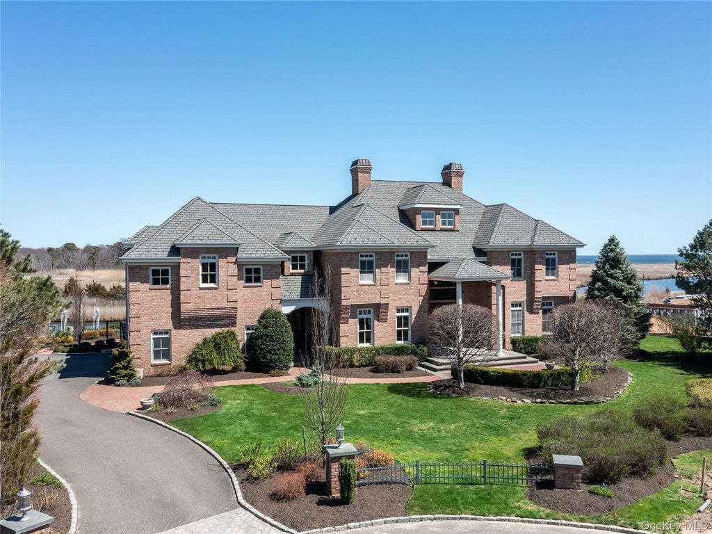 Photo of 27 True Harbour Way, West Islip, NY 11795 (MLS # 999809)