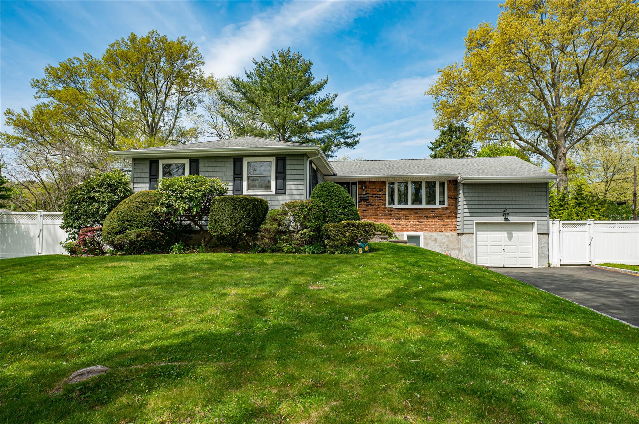 11 New Dorp Place, Melville, New York image 4