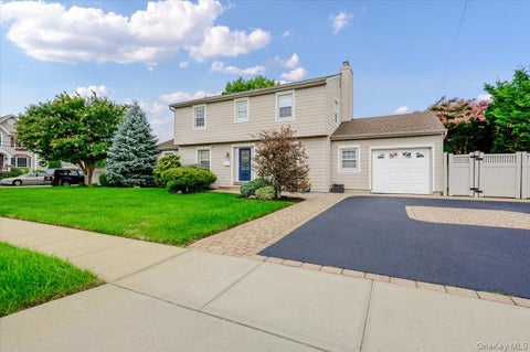 Homes For Sale - 8 Curlew Place<br/> Massapequa, NY 11758