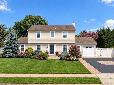 Homes For Sale - 8 Curlew Place<br/> Massapequa, NY 11758