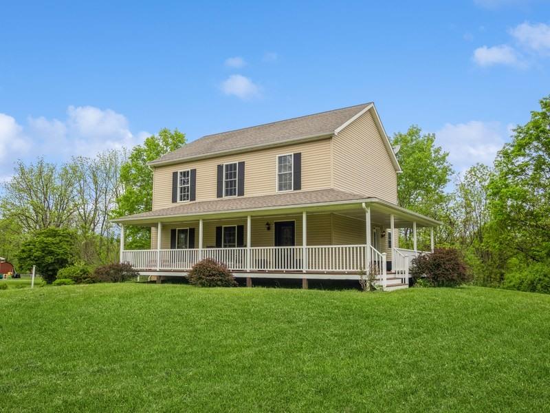Rose Drive, Kerhonkson, New York - 3 Bedrooms  
3 Bathrooms  
7 Rooms - 