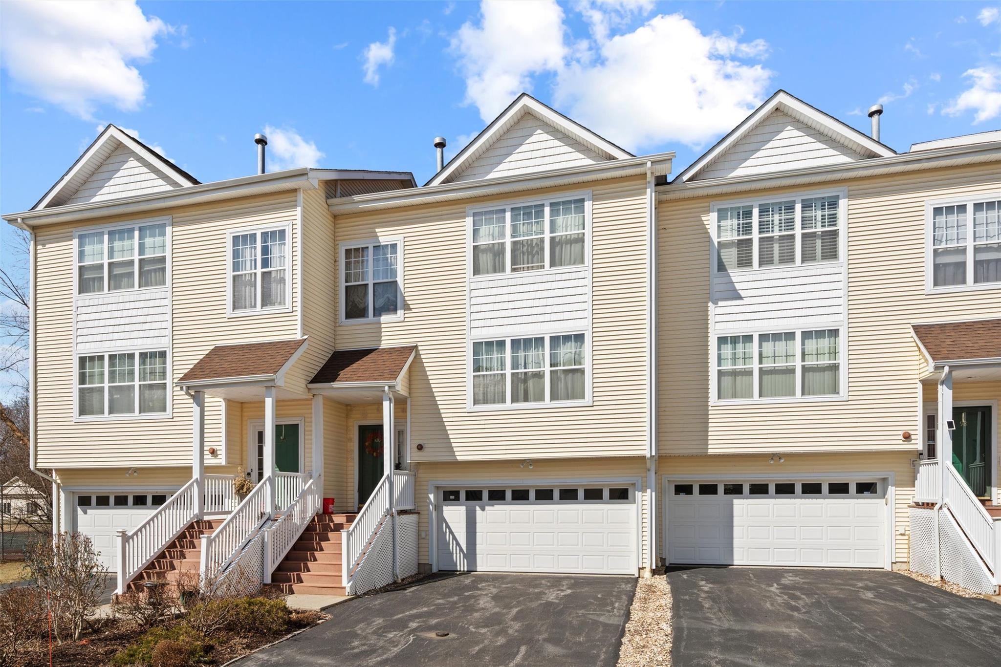 100 Woodlake Drive, Middletown, New York image 1