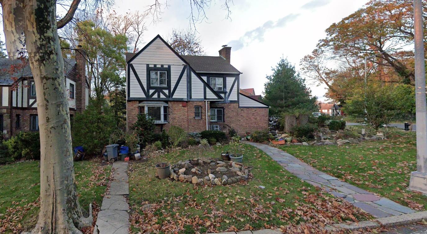 Property for Sale at Grand Central Parkway, Jamaica Estates, Queens, NY - Bedrooms: 3 
Bathrooms: 4 
Rooms: 7  - $2,950,000