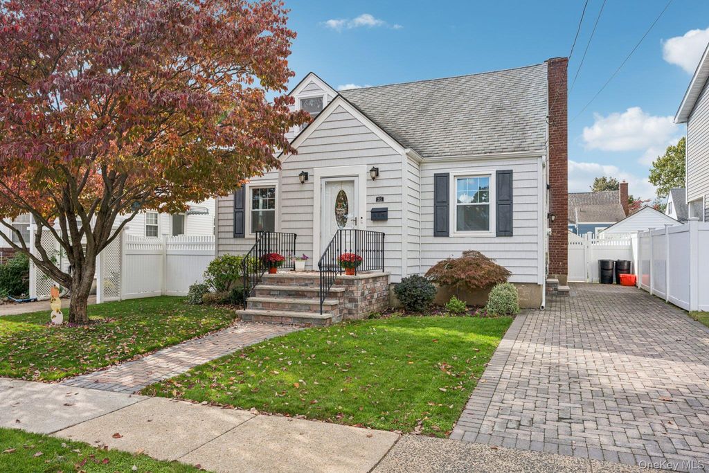 Photo of 215 Harrison Avenue, Franklin Square, NY 11010 (MLS # 928403)