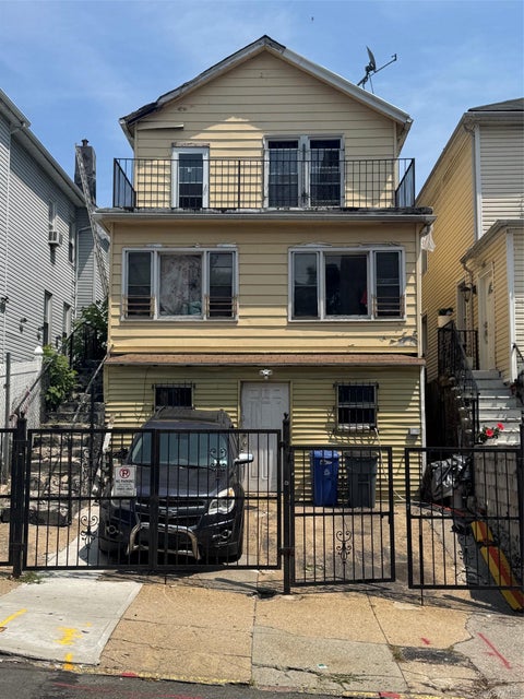 Homes For Sale - 1914 Hennessy Place<br/> Bronx, NY 10453