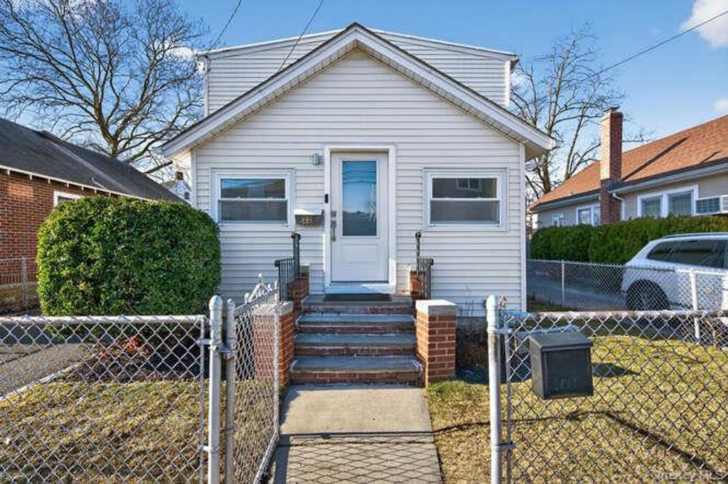 Photo of 22 Bay Beach Avenue, Bayville, NY 11709 (MLS # 950793)