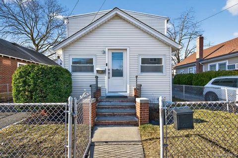 22 Bay Beach Avenue Bayville NY 11709