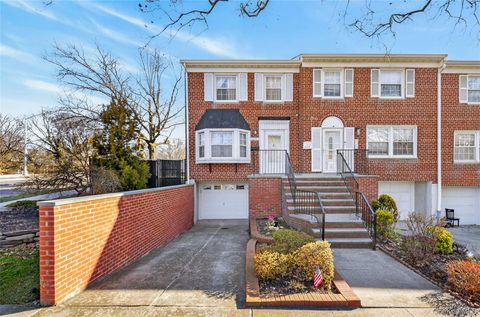 Condo For Sale - 62-01 Douglaston Parkway<br/> Douglaston, NY 11362