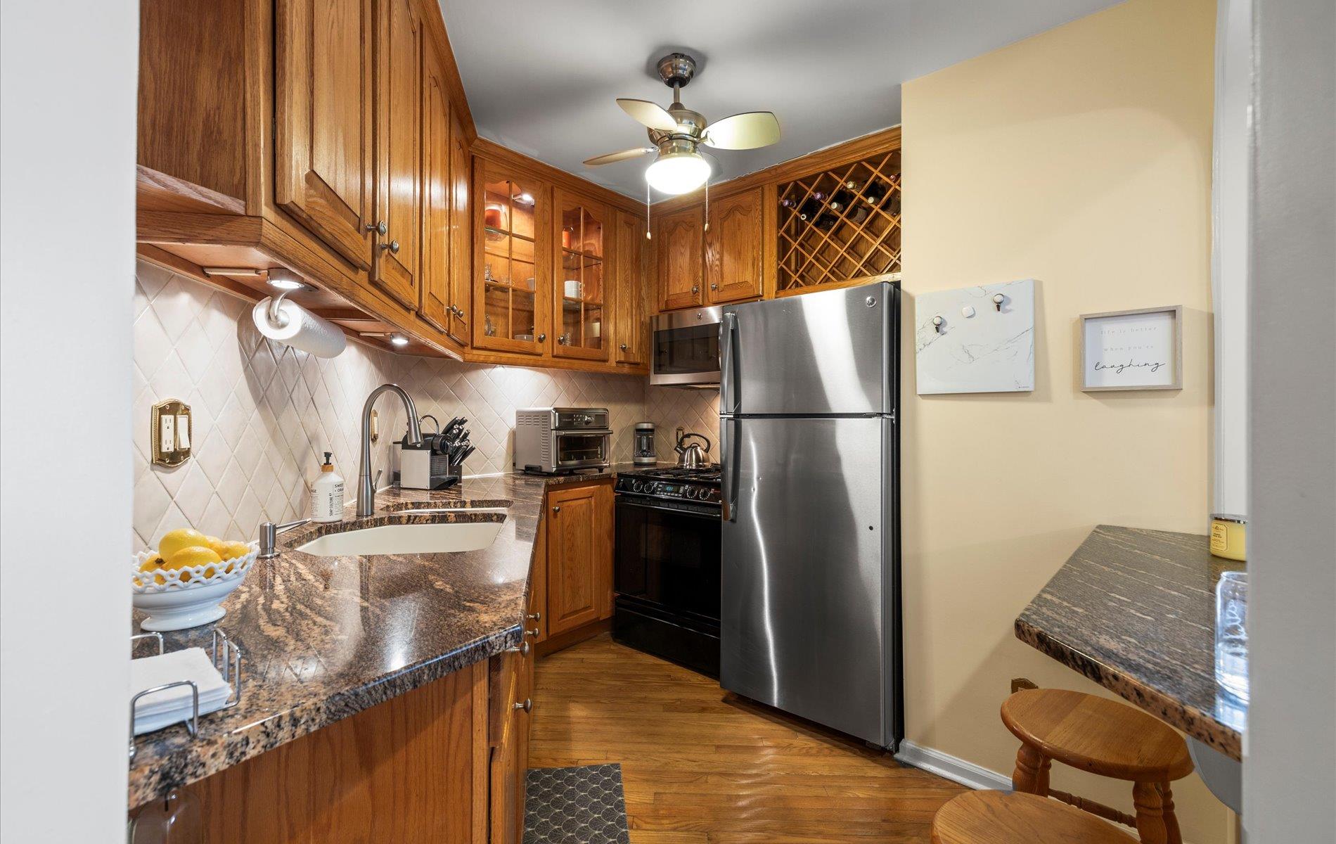 Douglaston Parkway 7G, Douglaston, Queens, NY - 2 Bedrooms  
1 Bathrooms  
5 Rooms - 
