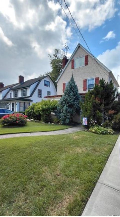 4172 Glenwood Street Little Neck NY 11363