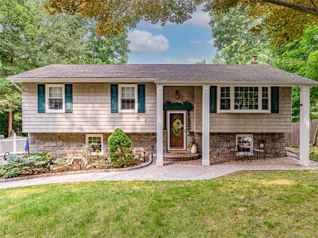 Photo of 41 Oak Street, Smithtown, NY 11787 (MLS # 1028706)