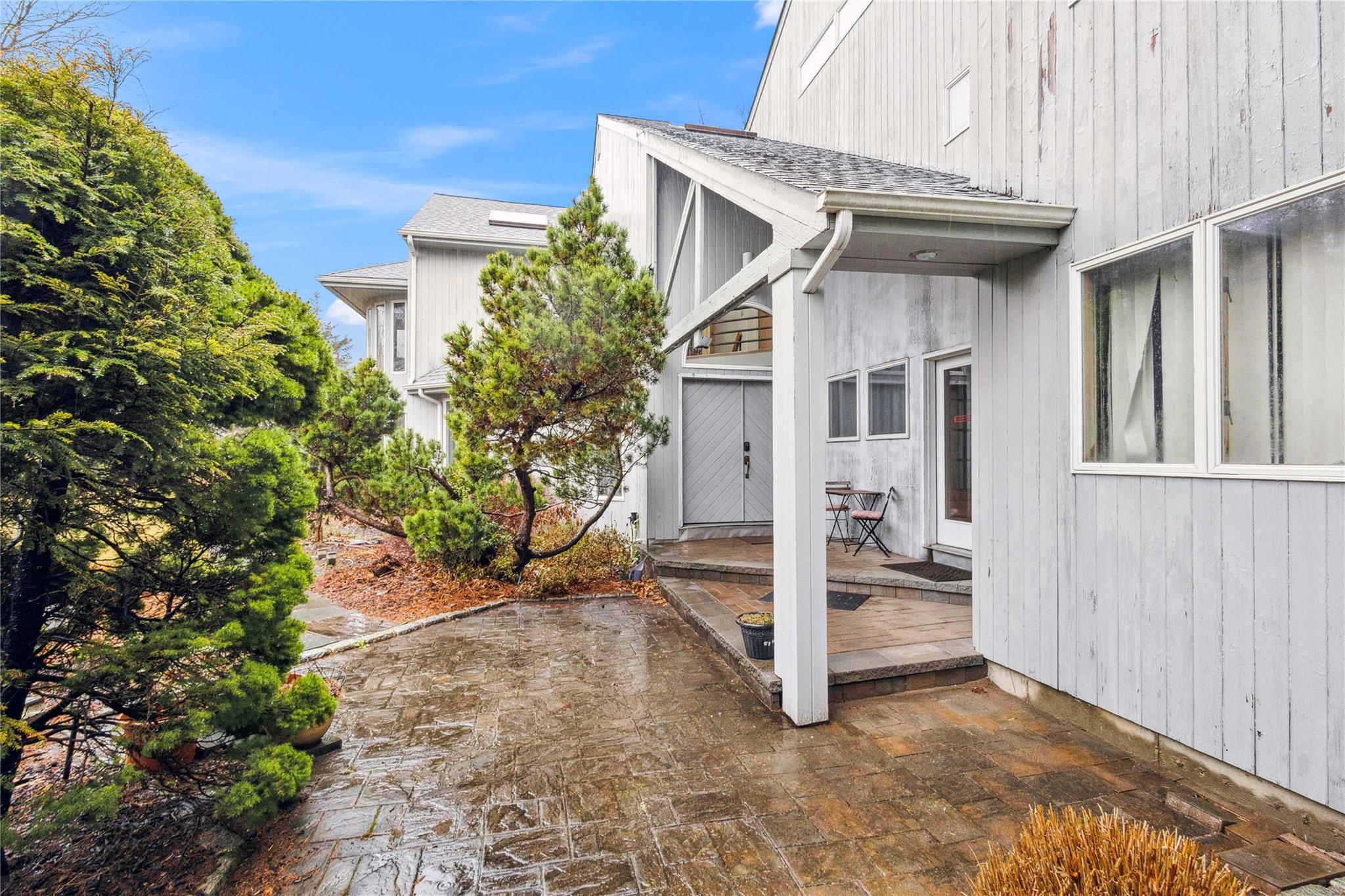 Friendly Road, Smithtown, Hamptons, NY - 5 Bedrooms  
3 Bathrooms - 