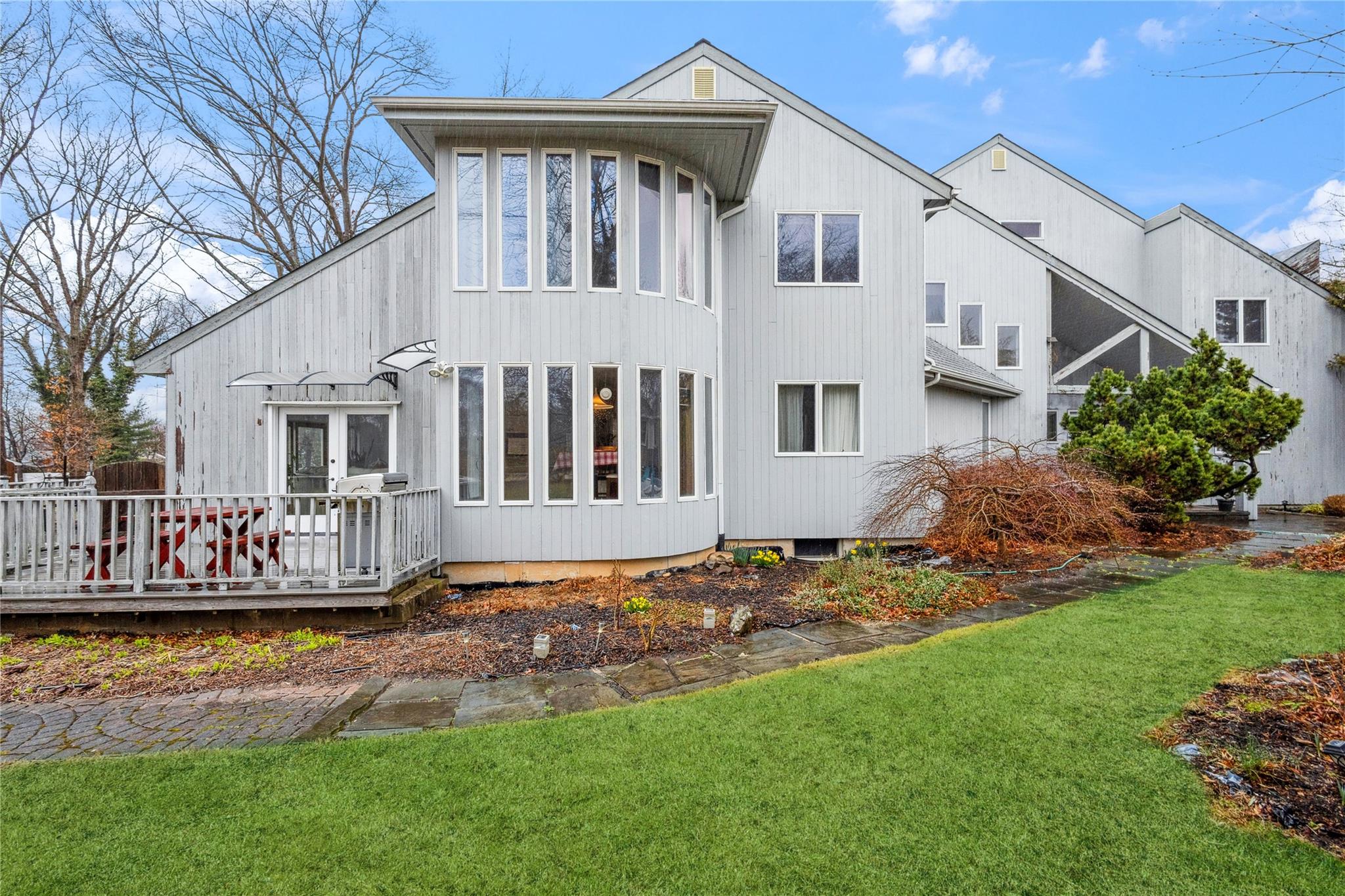Friendly Road, Smithtown, Hamptons, NY - 5 Bedrooms  
3 Bathrooms - 
