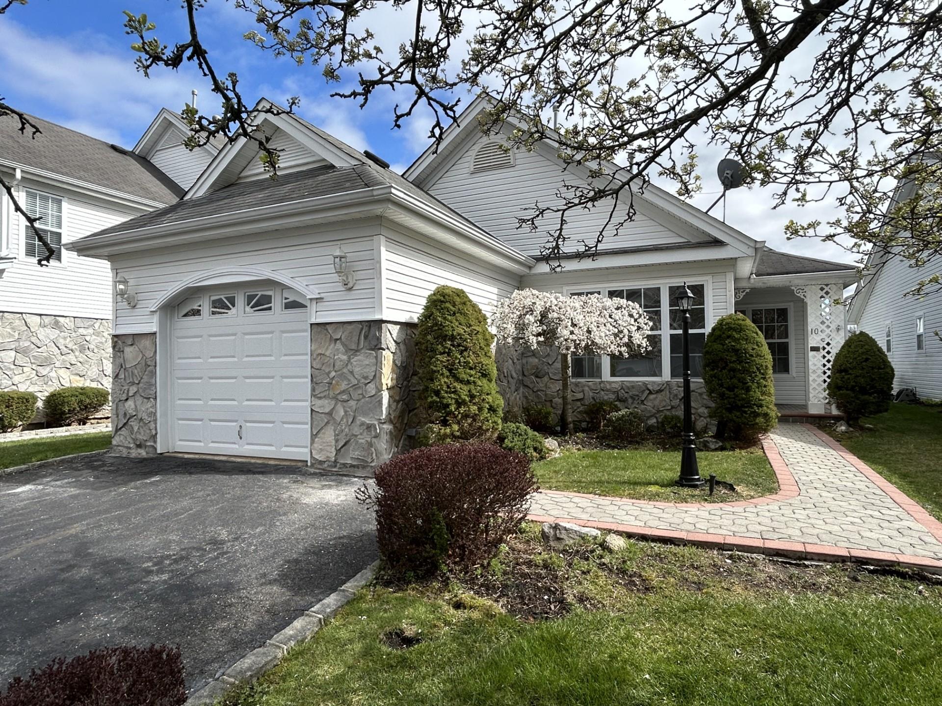 10 Chelsea Lane, Middle Island, New York image 1