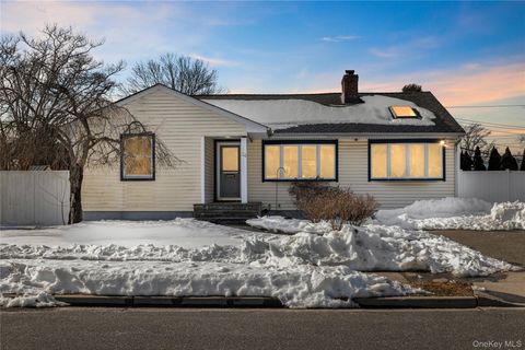 Photo of 24 Elderberry Road, Syosset, NY 11791 (MLS # 967877)