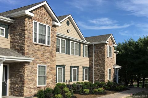 Apartment For Rent - 1402 Vista View Drive #1402<br/> Farmingville, NY 11738