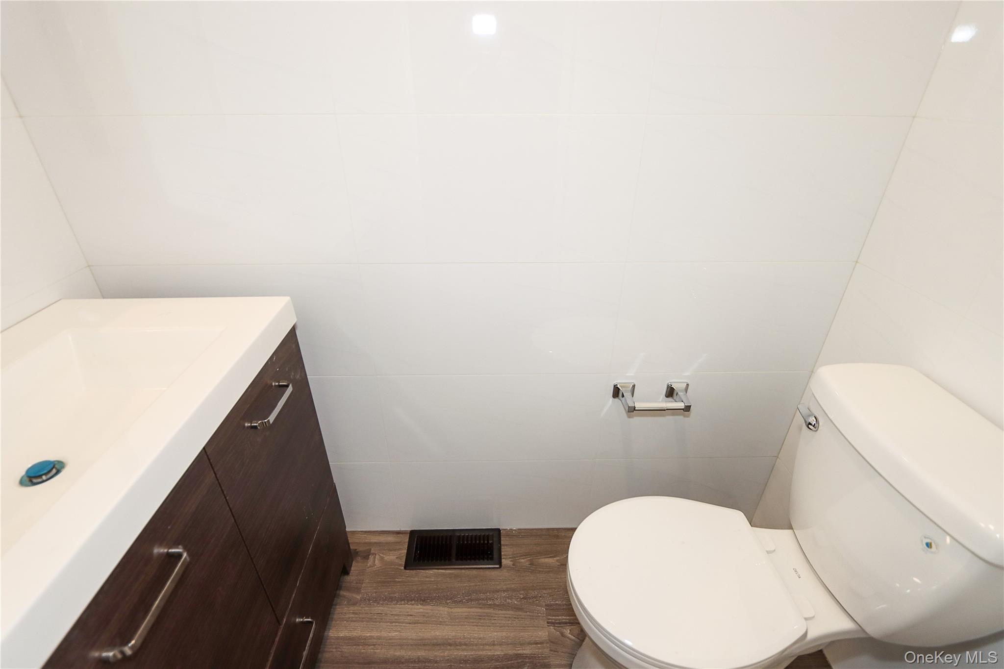 Glen Cove, New York 11542, United States, 3 Bedrooms Bedrooms, ,3 BathroomsBathrooms,Residential,Active,217831